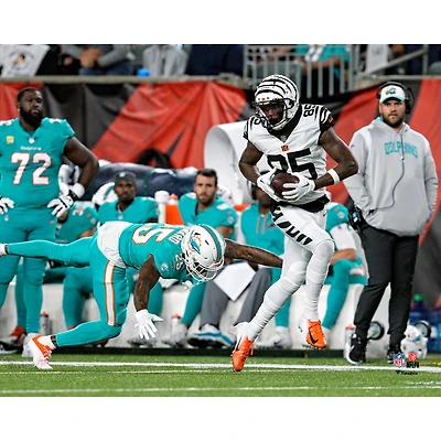 Tee Higgins Cincinnati Bengals Unsigned Catches a Pass Stride for Touchdown White Alternate Jersey Photograph