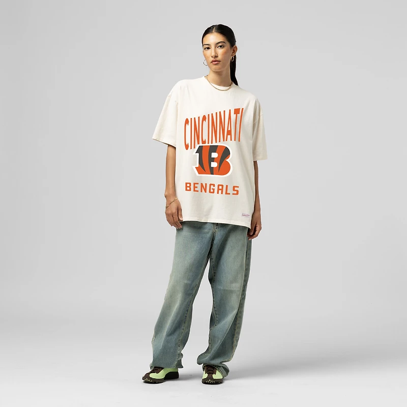 T-shirt boyfriend Mitchell & Ness crème pour femme, logo des Bengals de Cincinnati.