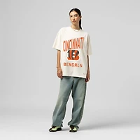 T-shirt boyfriend Mitchell & Ness crème pour femme, logo des Bengals de Cincinnati.