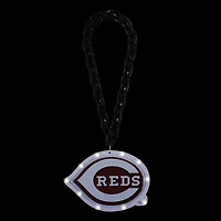 Les Reds de Cincinnati illuminent une chaîne de fans avec un grand logo