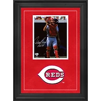 Photographie encadrée de luxe autographiée de Johnny Bench des Reds de Cincinnati 8" x 10" avec équipement de receveur et inscription "HOF 89"