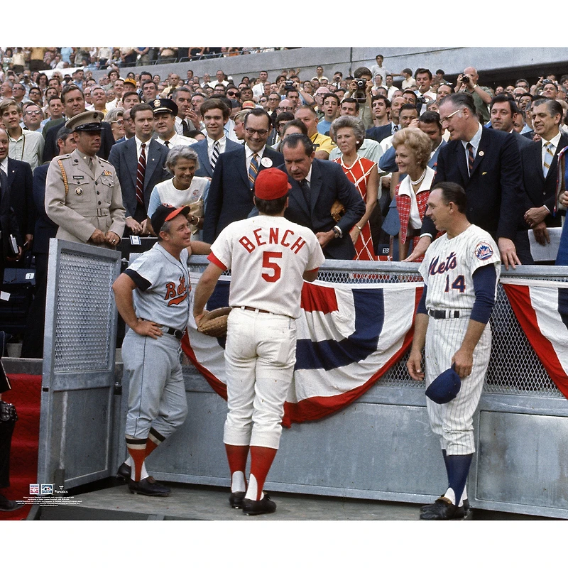 Johnny Bench, joueur non signé des Reds de Cincinnati, serre la main du président Richard Nixon