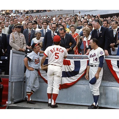 Johnny Bench, joueur non signé des Reds de Cincinnati, serre la main du président Richard Nixon