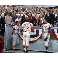 Johnny Bench, joueur non signé des Reds de Cincinnati, serre la main du président Richard Nixon