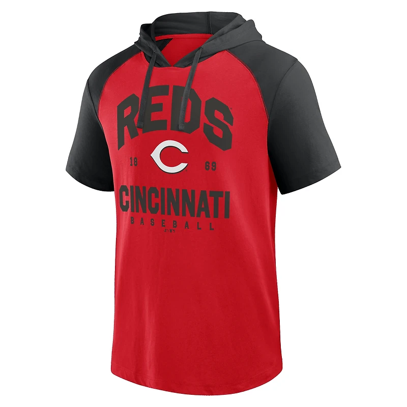T-shirt à capuche et manches courtes raglan pour homme avec logo rouge des Reds de Cincinnati