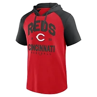 T-shirt à capuche et manches courtes raglan pour homme avec logo rouge des Reds de Cincinnati