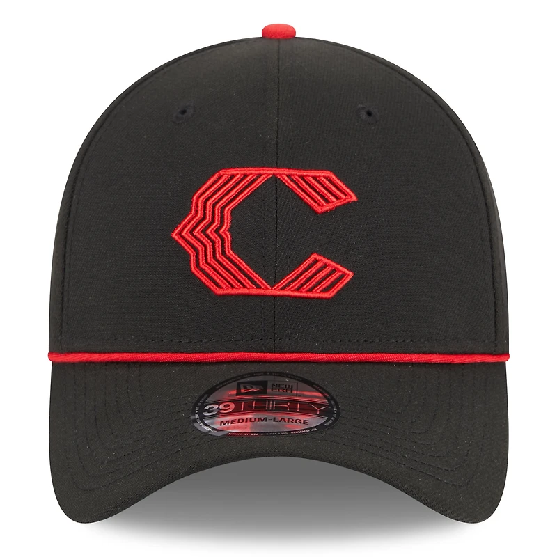 Casquette New Era City Connect 39THIRTY Flex noire des Reds de Cincinnati 2023 pour homme