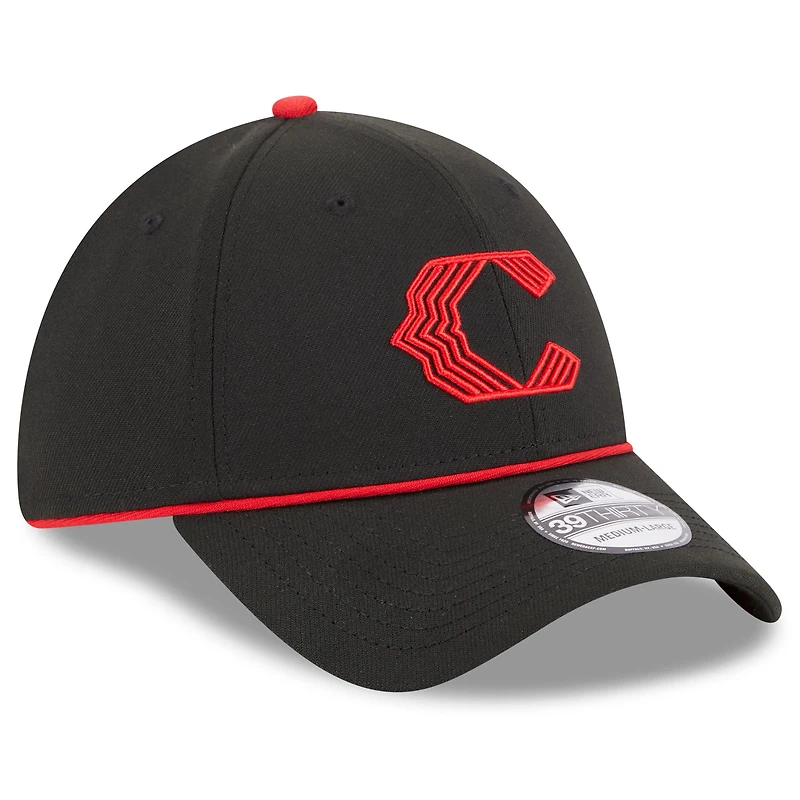Casquette New Era City Connect 39THIRTY Flex noire des Reds de Cincinnati 2023 pour homme