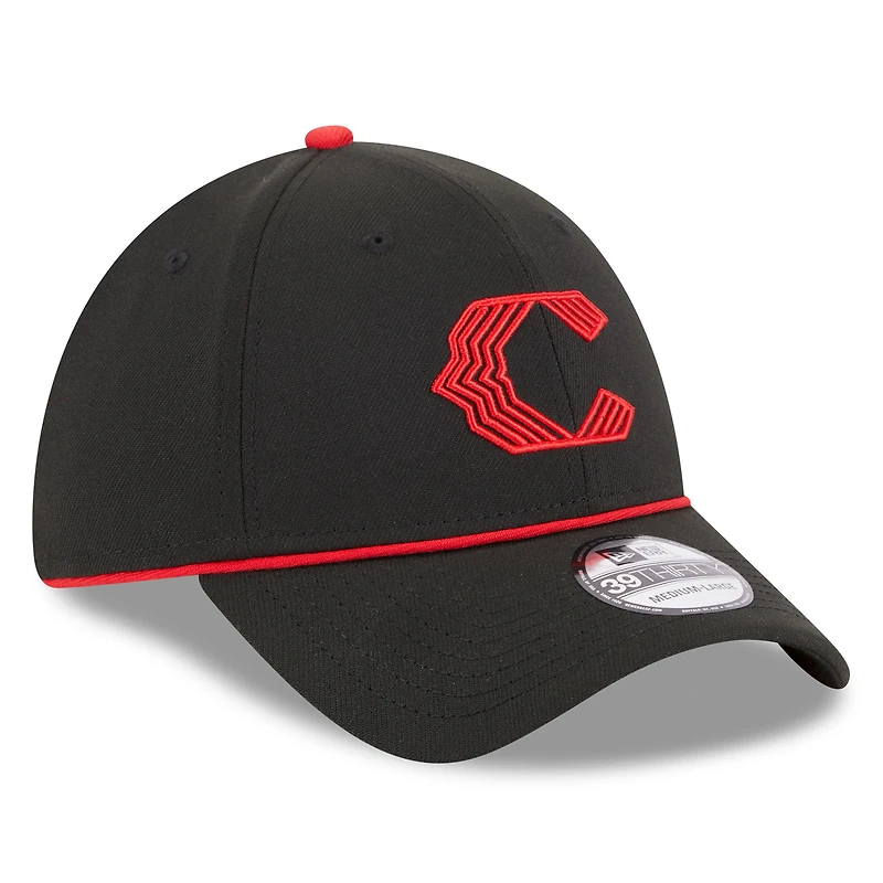 Casquette New Era City Connect 39THIRTY Flex noire pour homme, édition 2024 des Cincinnati Reds