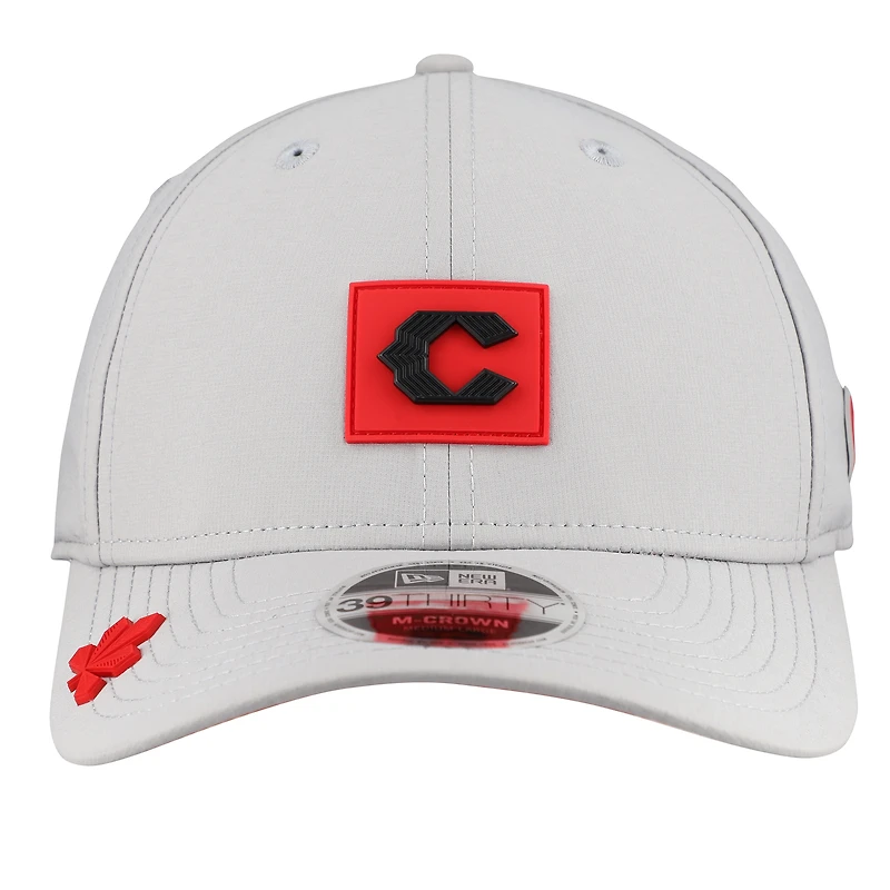 Casquette New Era Flex grise pour homme, modèle 39THIRTY, collection Clubhouse Alternate 2026 des Reds de Cincinnati.