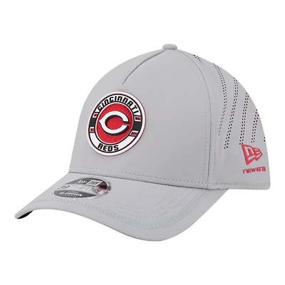 Casquette New Era grise pour homme, écusson des Reds de Cincinnati, modèle 39THIRTY, monture A, couronne perforée et flexible.