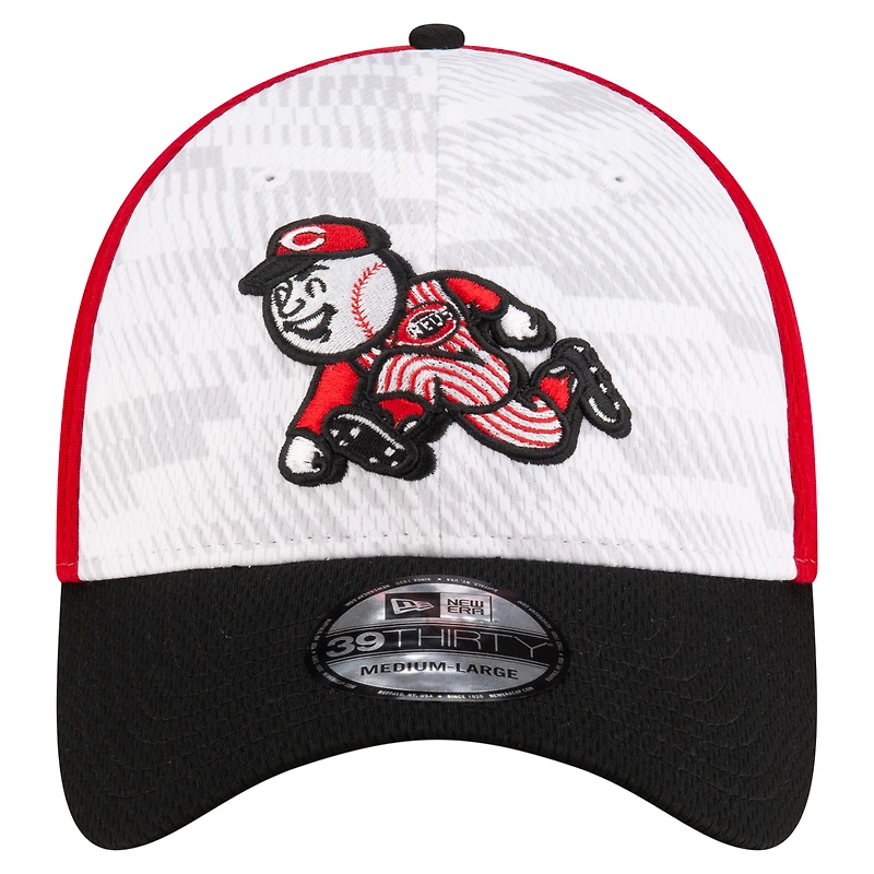Casquette New Era 39THIRTY Flex Clubhouse MLB 2025 des Cincinnati Reds pour homme, rouge/noir