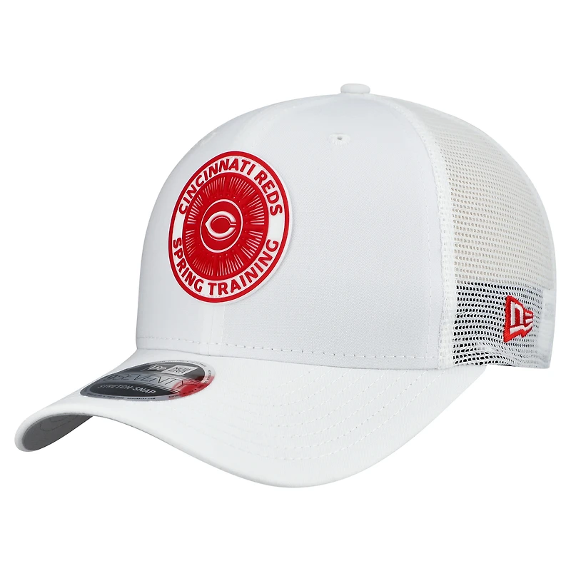 Casquette trucker ajustable New Era blanche pour homme, collection Cincinnati Reds 2026 Spring Training Fan Pack 9SEVENTY