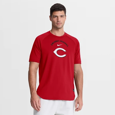 Haut raglan Dri-FIT Nike Authentic Collection rouge Cincinnati Reds pour homme, idéal l'entraînement avant-match.