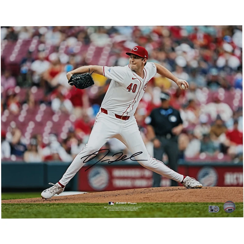 Photo dédicacée de Nick Lodolo, lanceur des Reds de Cincinnati, en tenue blanche (40,6 x 50,8 cm).