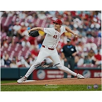 Photo dédicacée de Nick Lodolo, lanceur des Reds de Cincinnati, en tenue blanche (40,6 x 50,8 cm).