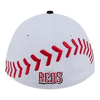 Casquette ajustable New Era blanche pour tout-petit, modèle 39THIRTY M-Crown, à l'effigie des Reds de Cincinnati.