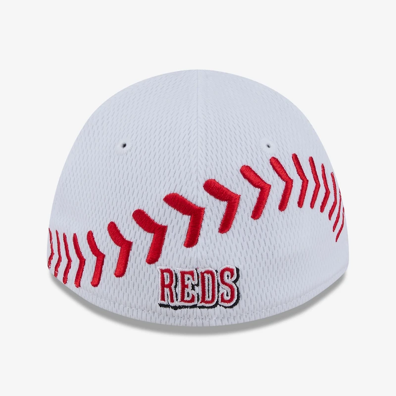 Casquette ajustable New Era blanche pour tout-petit, modèle 39THIRTY M-Crown, à l'effigie des Reds de Cincinnati.