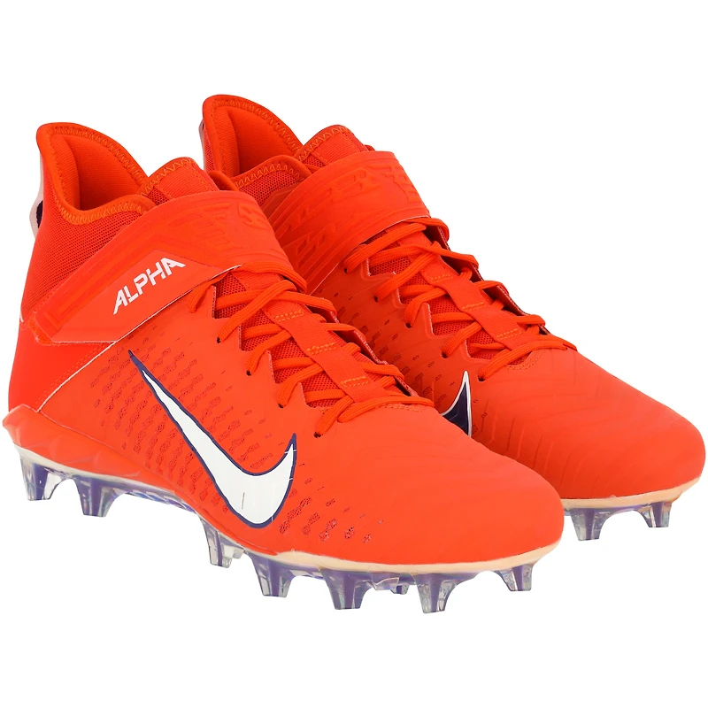 Chaussures à crampons Alpha Menace orange émises par l'équipe des Clemson Tigers le programme de football