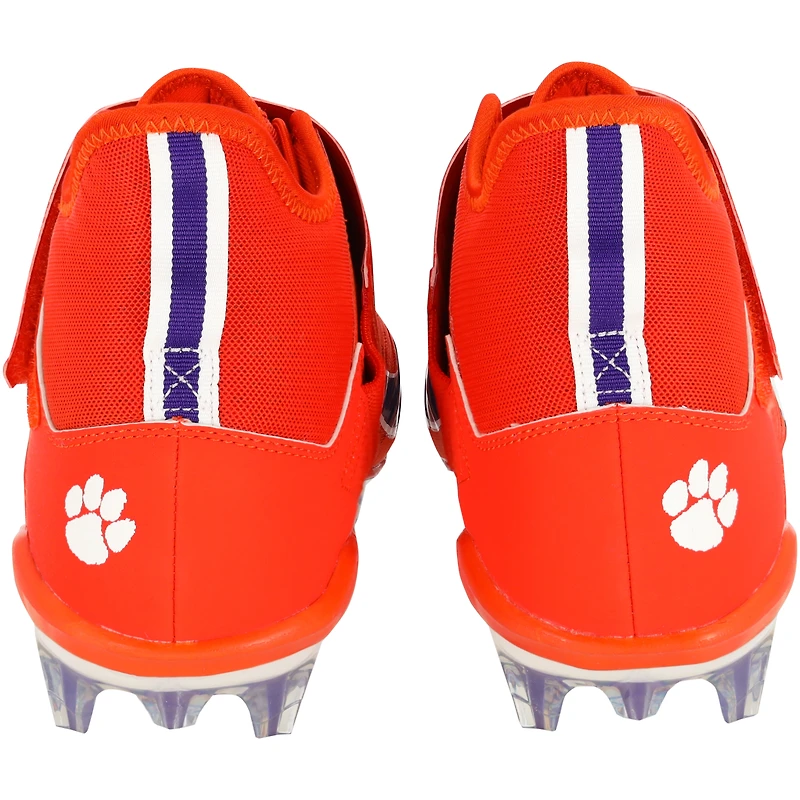 Chaussures à crampons Alpha Menace orange émises par l'équipe des Clemson Tigers le programme de football