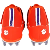 Chaussures à crampons Alpha Menace orange émises par l'équipe des Clemson Tigers le programme de football