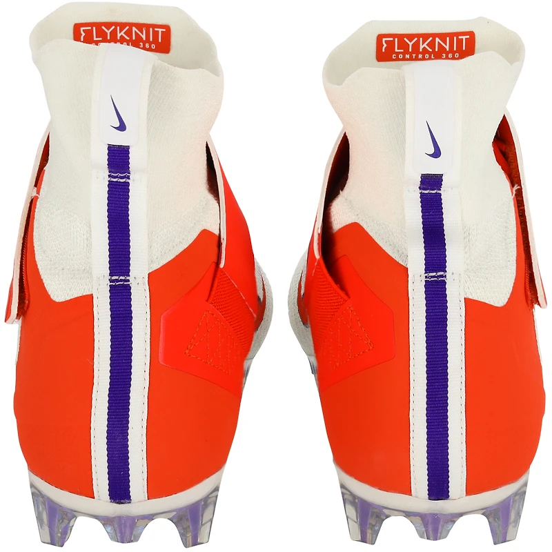 Chaussures à crampons Elite orange et blanches émises par l'équipe des Clemson Tigers le programme de football