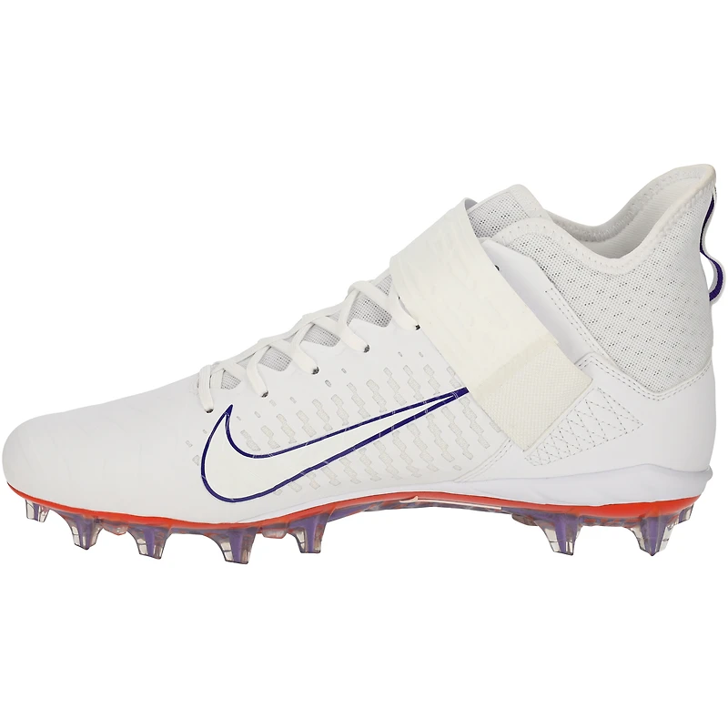 Chaussures à crampons Alpha Menace blanches émises par l'équipe des Clemson Tigers le programme de football