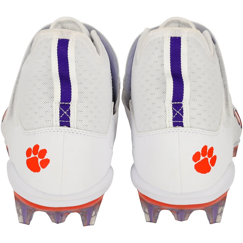 Chaussures à crampons Alpha Menace blanches émises par l'équipe des Clemson Tigers le programme de football