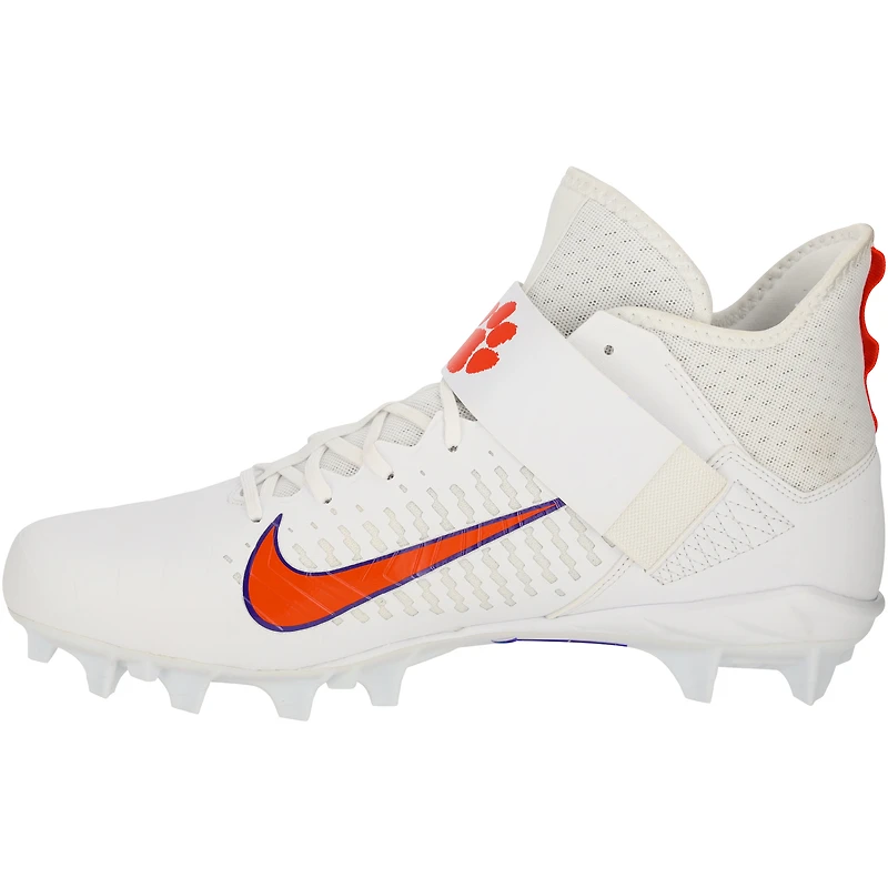 Chaussures à crampons Alpha Menace blanches et orange émises par l'équipe des Clemson Tigers le programme de football