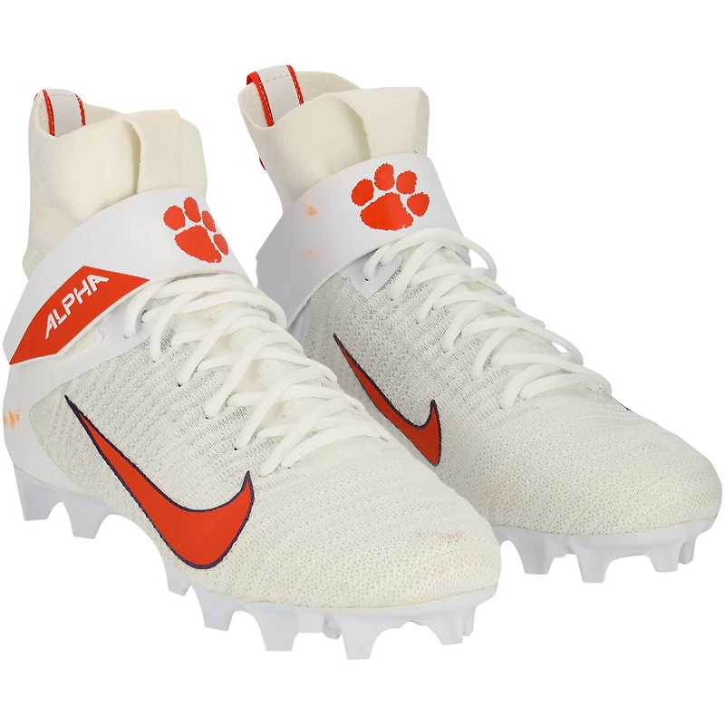 Chaussures à crampons Elite blanches et orange émises par l'équipe des Clemson Tigers le programme de football