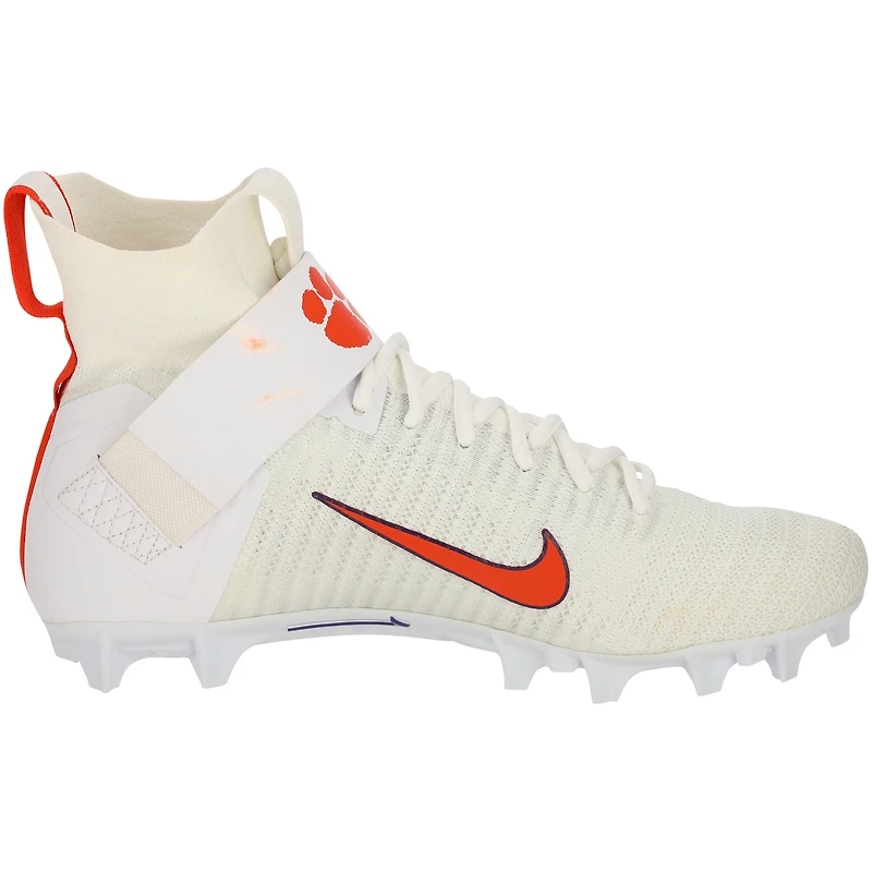 Chaussures à crampons Elite blanches et orange émises par l'équipe des Clemson Tigers le programme de football