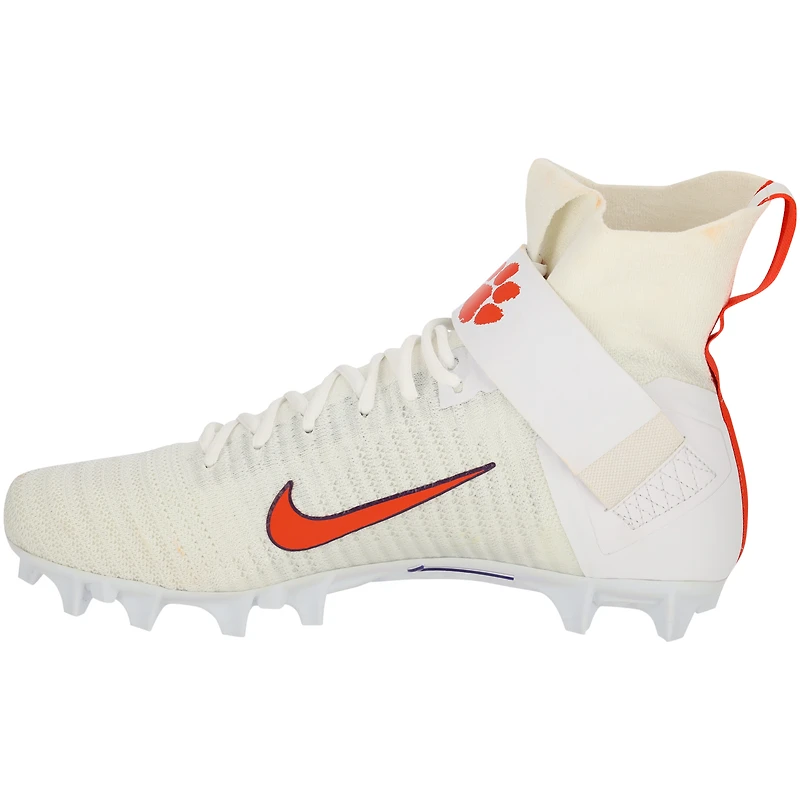 Chaussures à crampons Elite blanches et orange émises par l'équipe des Clemson Tigers le programme de football