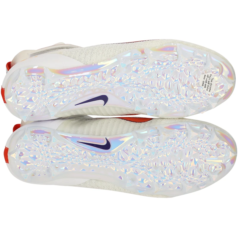 Chaussures à crampons Elite blanches et orange émises par l'équipe des Clemson Tigers le programme de football