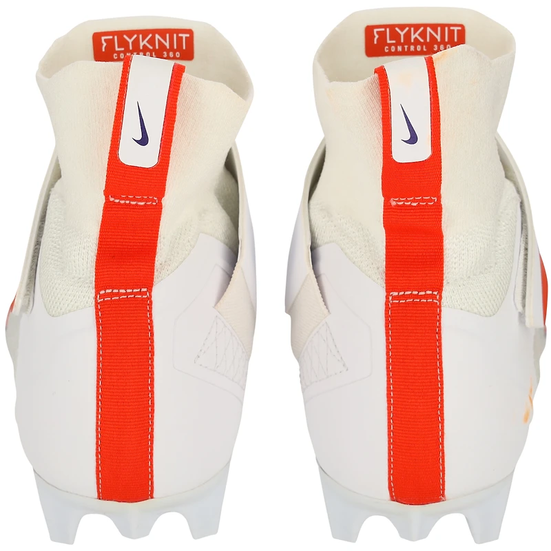 Chaussures à crampons Elite blanches et orange émises par l'équipe des Clemson Tigers le programme de football