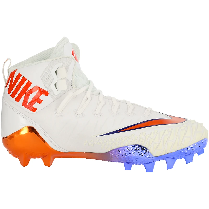Crampons Force blancs et oranges fournis par l'équipe des Clemson Tigers dans le cadre du programme de football