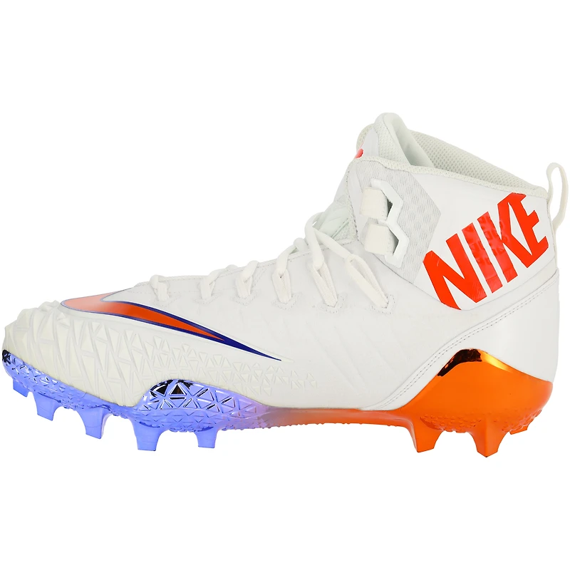 Crampons Force blancs et oranges fournis par l'équipe des Clemson Tigers dans le cadre du programme de football