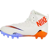 Crampons Force blancs et oranges fournis par l'équipe des Clemson Tigers dans le cadre du programme de football