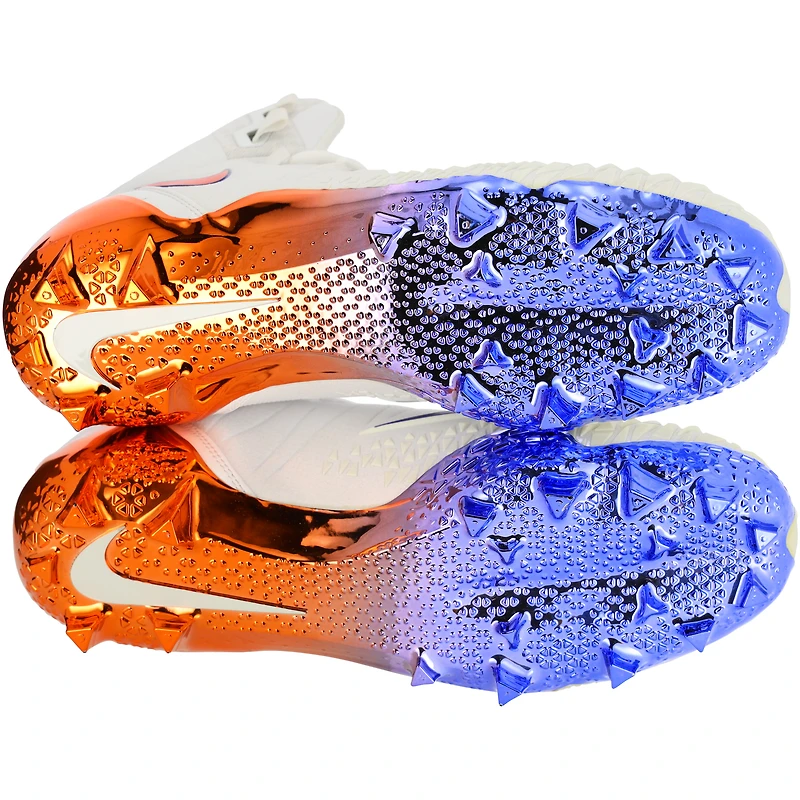 Crampons Force blancs et oranges fournis par l'équipe des Clemson Tigers dans le cadre du programme de football