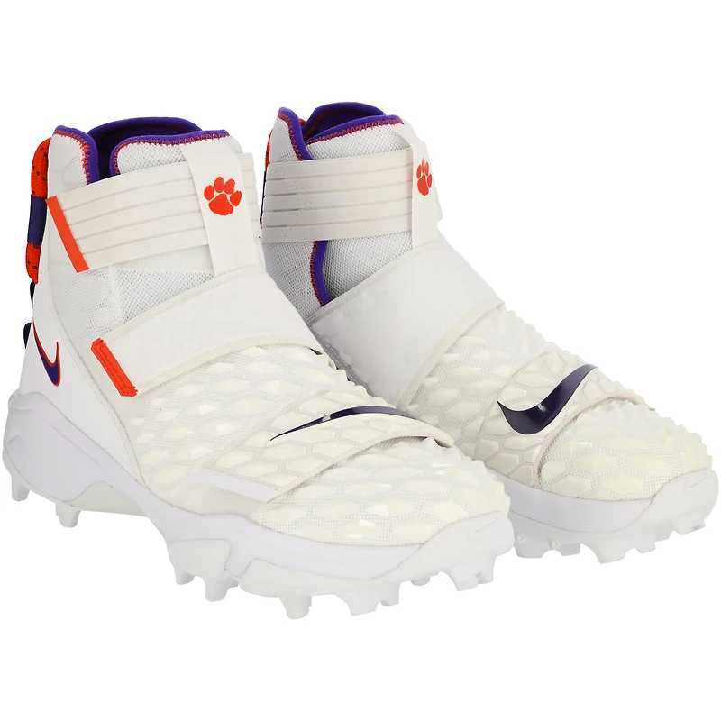 Crampons Savage blancs et oranges fournis par l'équipe des Clemson Tigers du programme de football