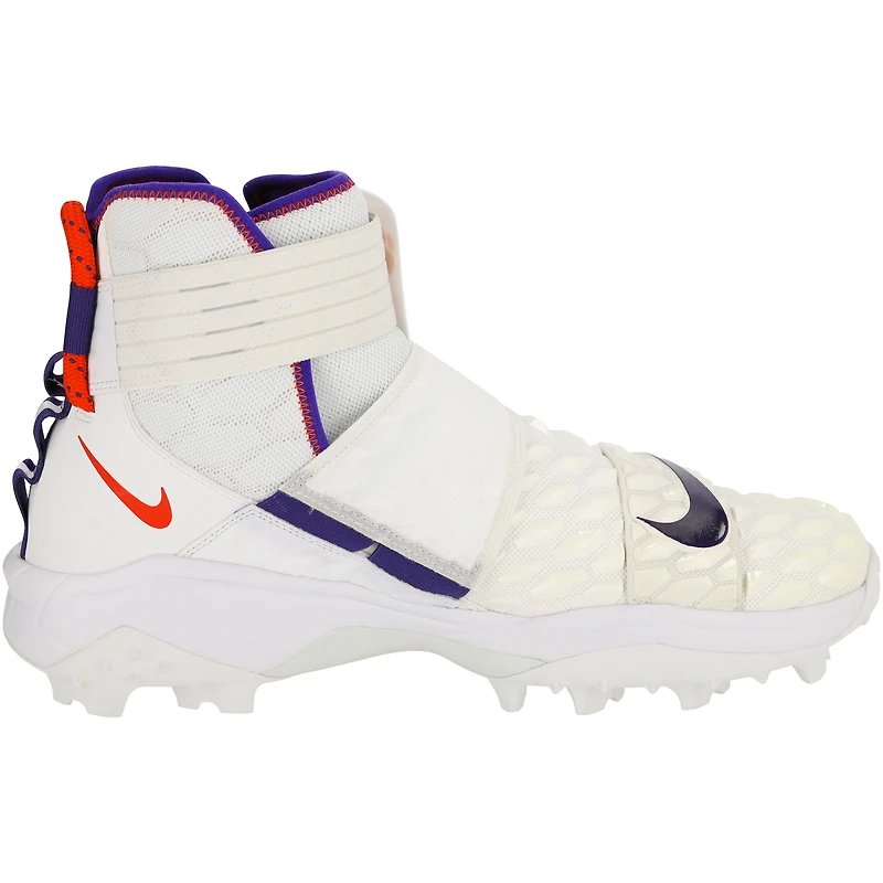 Crampons Savage blancs et oranges fournis par l'équipe des Clemson Tigers du programme de football