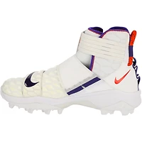 Crampons Savage blancs et oranges fournis par l'équipe des Clemson Tigers du programme de football