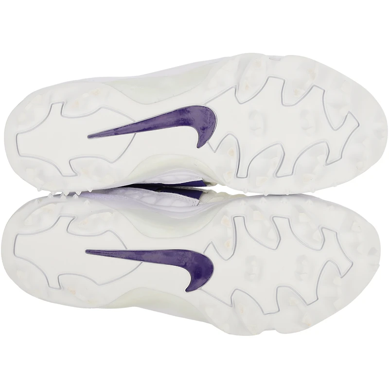 Crampons Savage blancs et oranges fournis par l'équipe des Clemson Tigers du programme de football