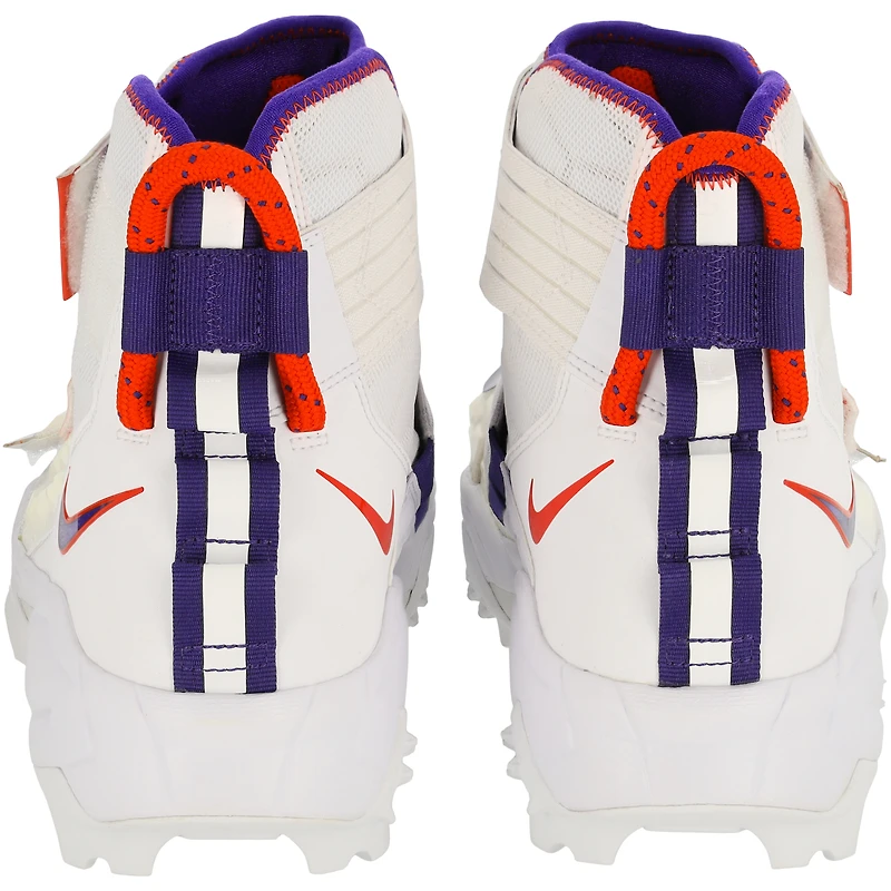 Crampons Savage blancs et oranges fournis par l'équipe des Clemson Tigers du programme de football