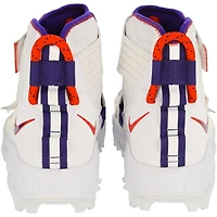 Crampons Savage blancs et oranges fournis par l'équipe des Clemson Tigers du programme de football