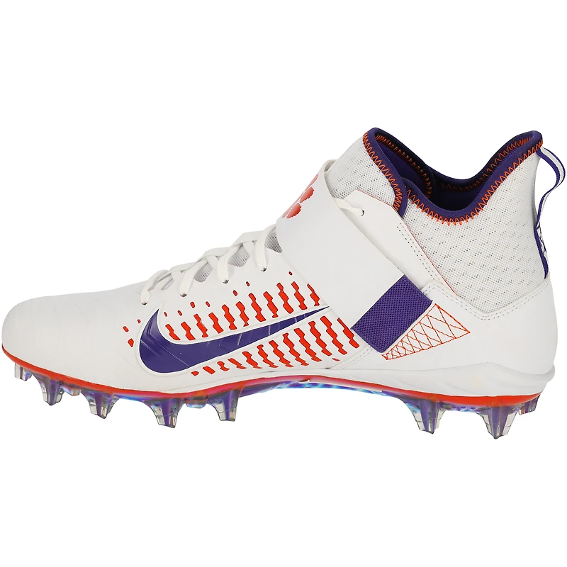 Chaussures à crampons Alpha Menace blanches et violettes émises par l'équipe des Clemson Tigers le programme de football