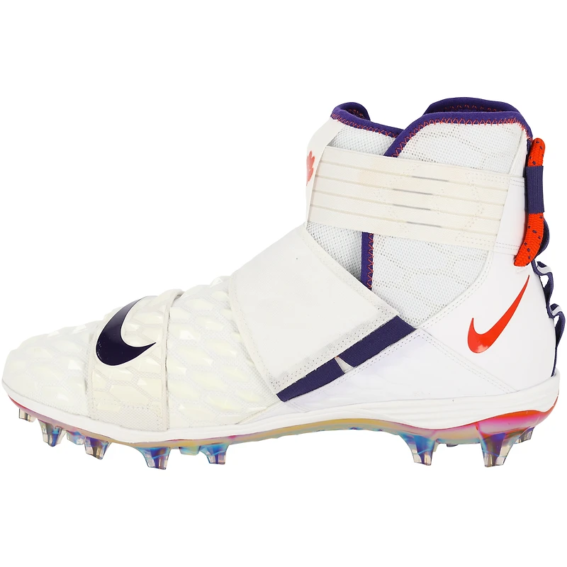 Crampons Savage blancs et violets fournis par l'équipe des Clemson Tigers du programme de football