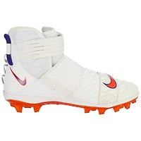 Crampons blancs Savage fournis par l'équipe des Clemson Tigers du programme de football