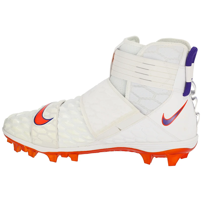 Crampons blancs Savage fournis par l'équipe des Clemson Tigers du programme de football