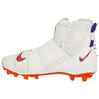 Crampons blancs Savage fournis par l'équipe des Clemson Tigers du programme de football