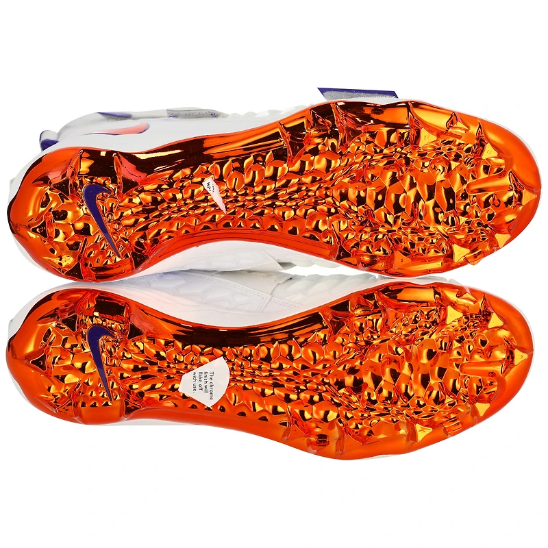 Crampons blancs Savage fournis par l'équipe des Clemson Tigers du programme de football